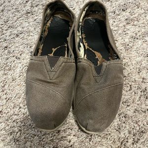 TOMS flats in gray size 9